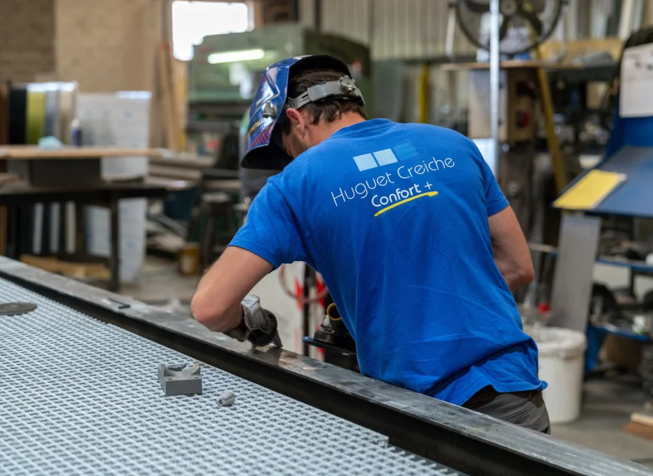 employé menuisier huguet Creiche entrain de faire de la metallerie à Ingré près d'Orléans dans le Loiret 45
